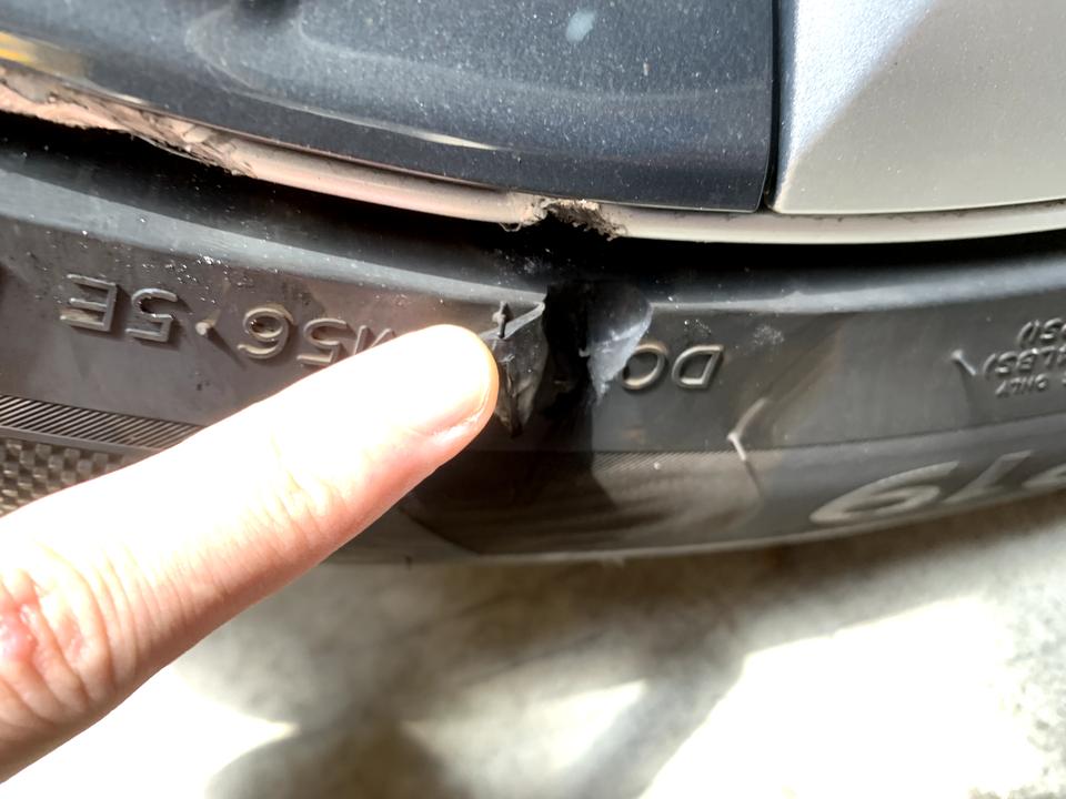 特斯拉Model Y 有经验的车友帮忙看看，轮胎被马路牙子刮了一下成这样还能继续用吗？如果要换值不值得报保险，Y长续19
