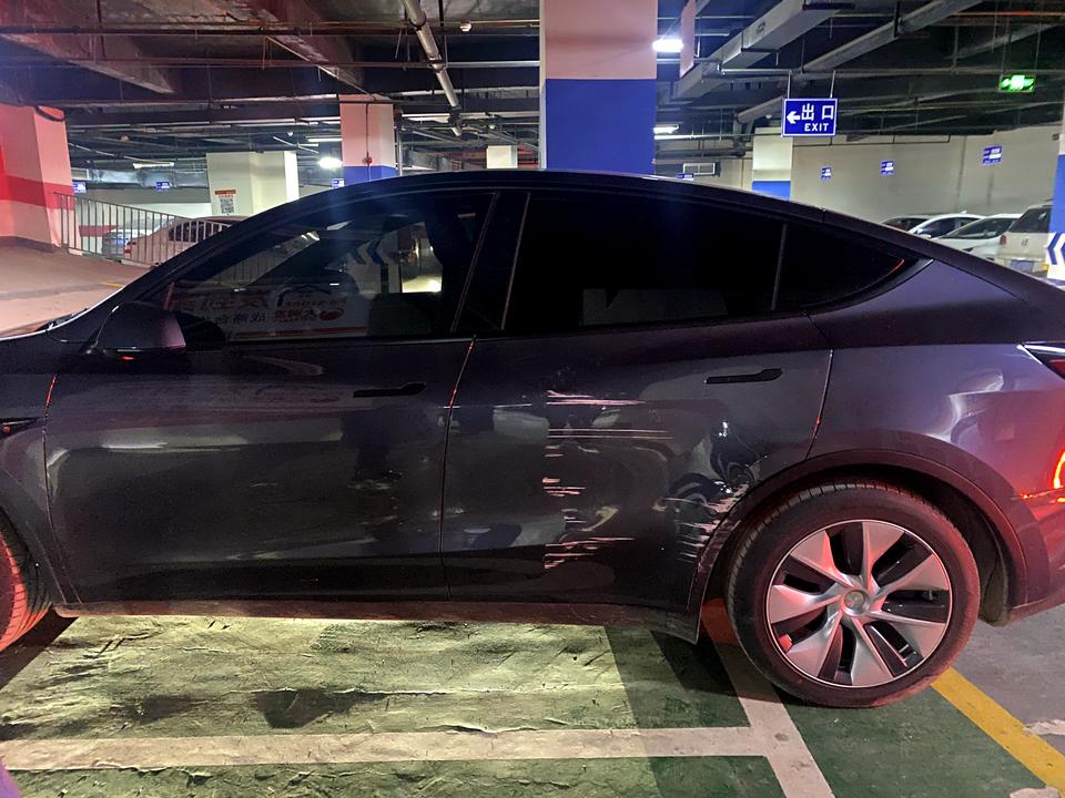 特斯拉Model Y 亲爱的车友们这种程度的刮伤是钣金好还是换门好.2021标续y