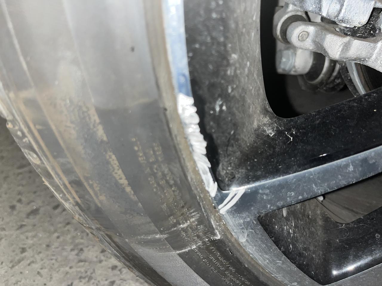大众速腾 新车2个月一血，轮毂蹭了，这种情况还用处理吗，影响安全吗