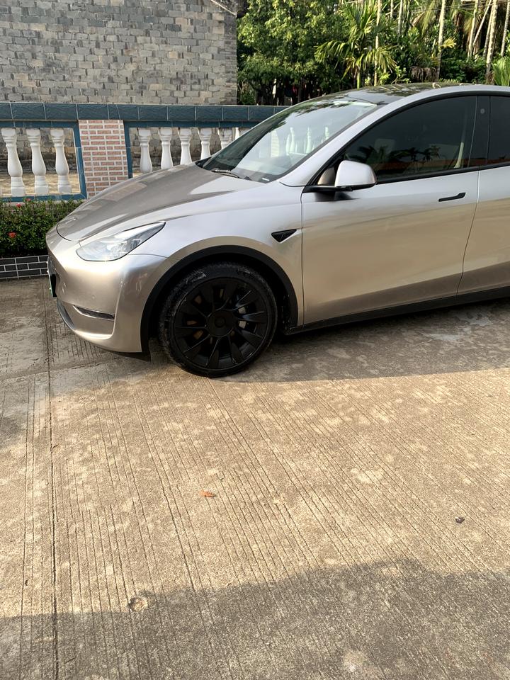 特斯拉Model Y 这个是冷光银吗？
