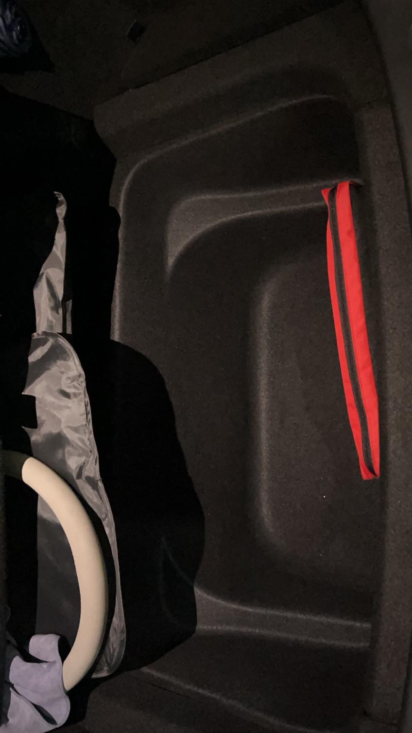特斯拉Model Y 今天下暴雨，开着modely经过一个水坑，涉水了，估计有30-40公分水深。前后估计在水里有15分