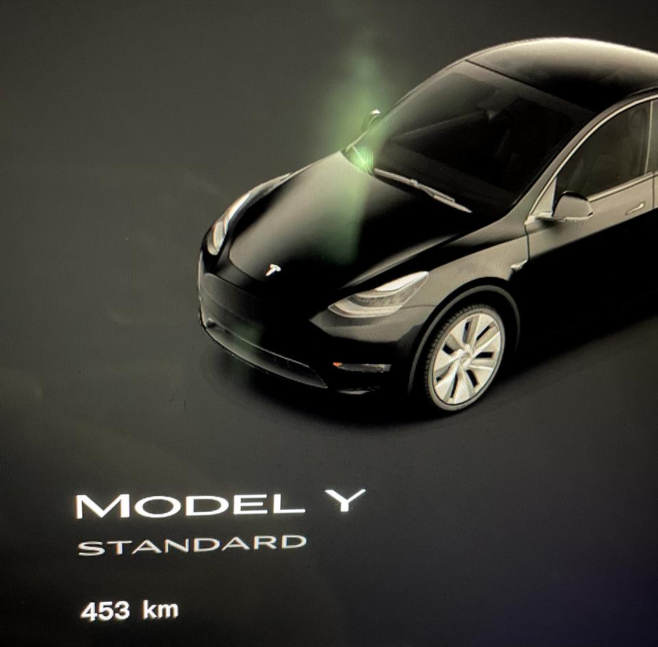 特斯拉Model Y 一张是昨天晚上拍的，一张是今天早上拍的，这个453km和480km是什么意思呢？