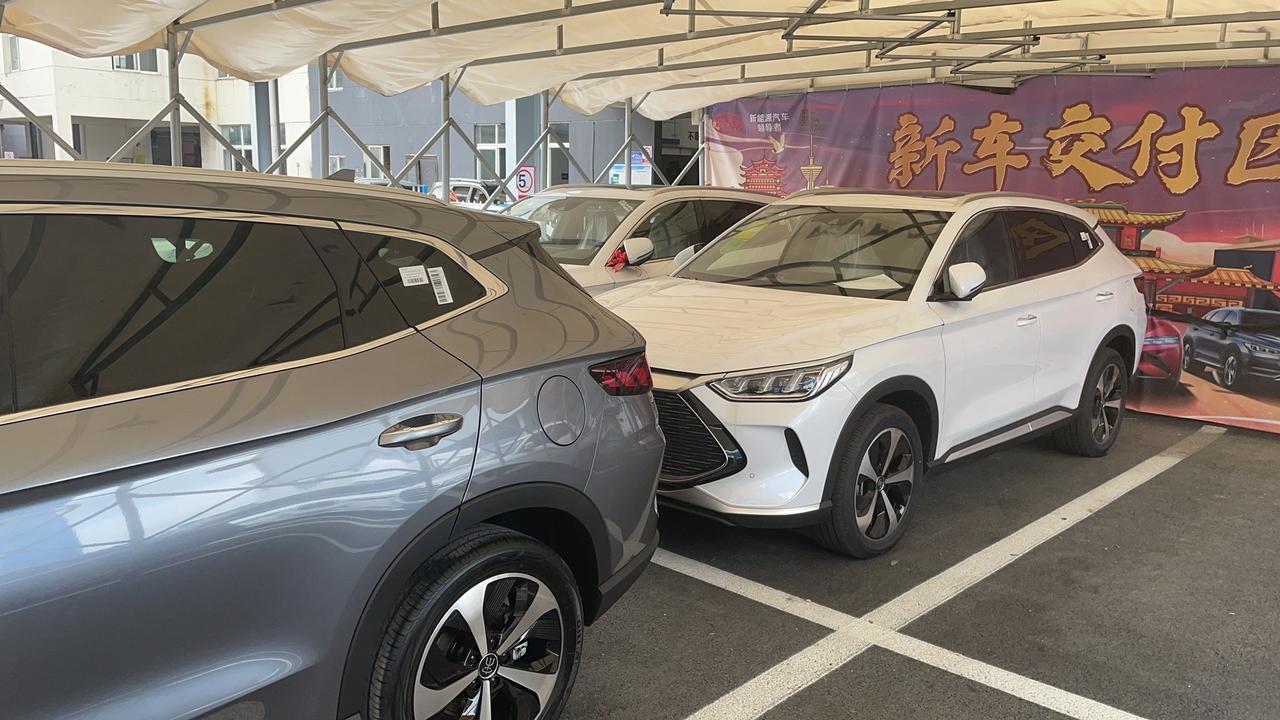 比亚迪宋PLUS DM-i 求助车友。本来是定的宋。而且也马上交车了。但是今天去4s店看到唐。内饰要比宋高一个档次。而且