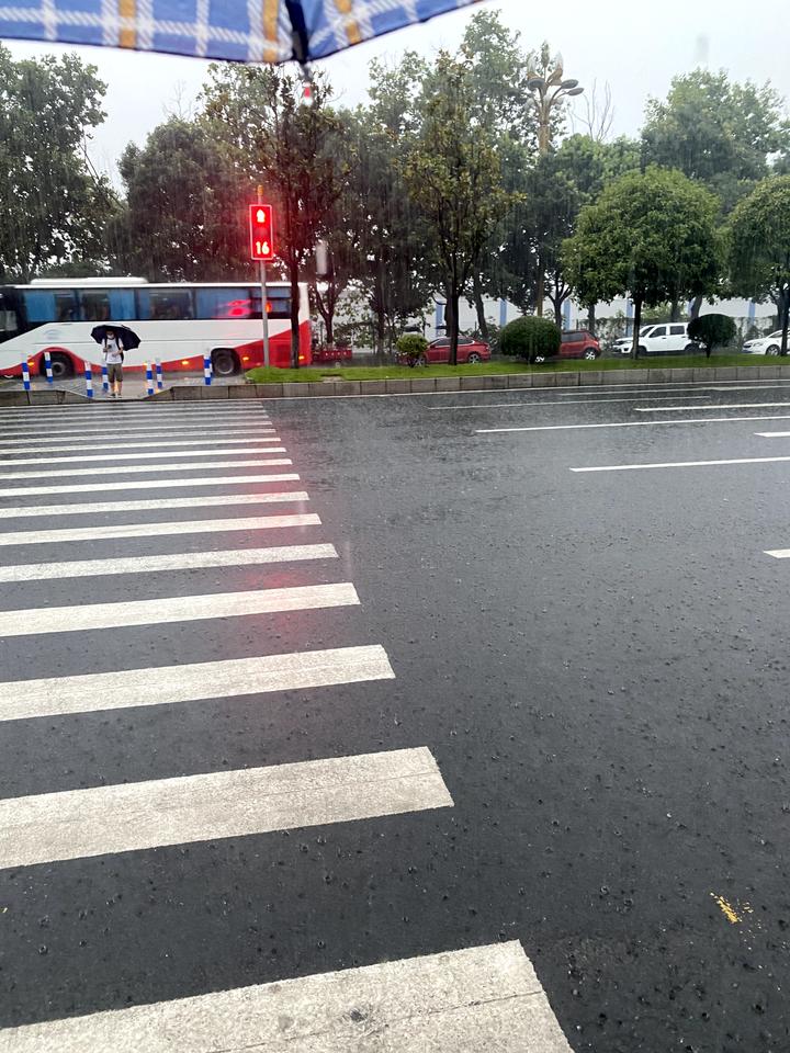 哈弗H6 哈佛h6国潮版1.5t油耗怎么样，后期保养成本多少   求各位车友评论  目前准备订车