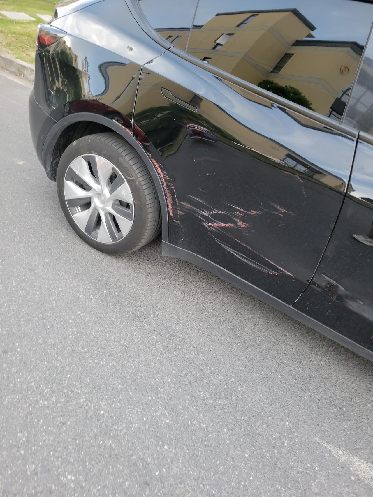 特斯拉Model Y 剐到漆面了，感觉没多严重，钣喷中心说让换车门，请大家给点意见