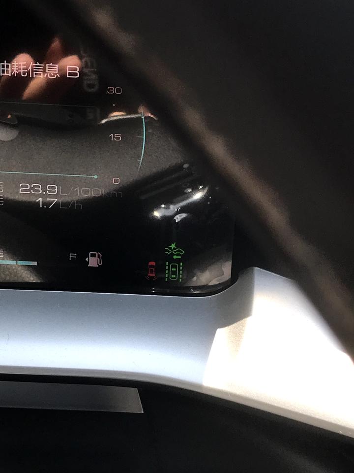 哈弗H6 哪位车友知道这个红色的指示灯是什么意思呀？之前好像都没有