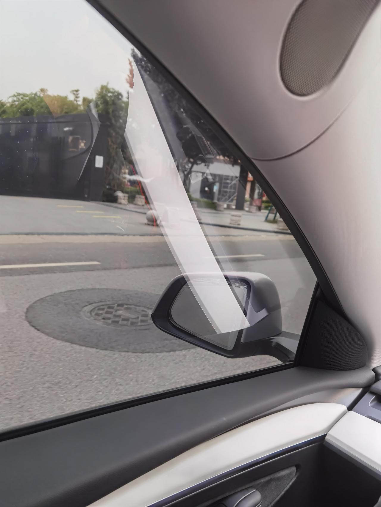 特斯拉Model Y 白内的车友们有遇到这种问题么，怎么解决呢。