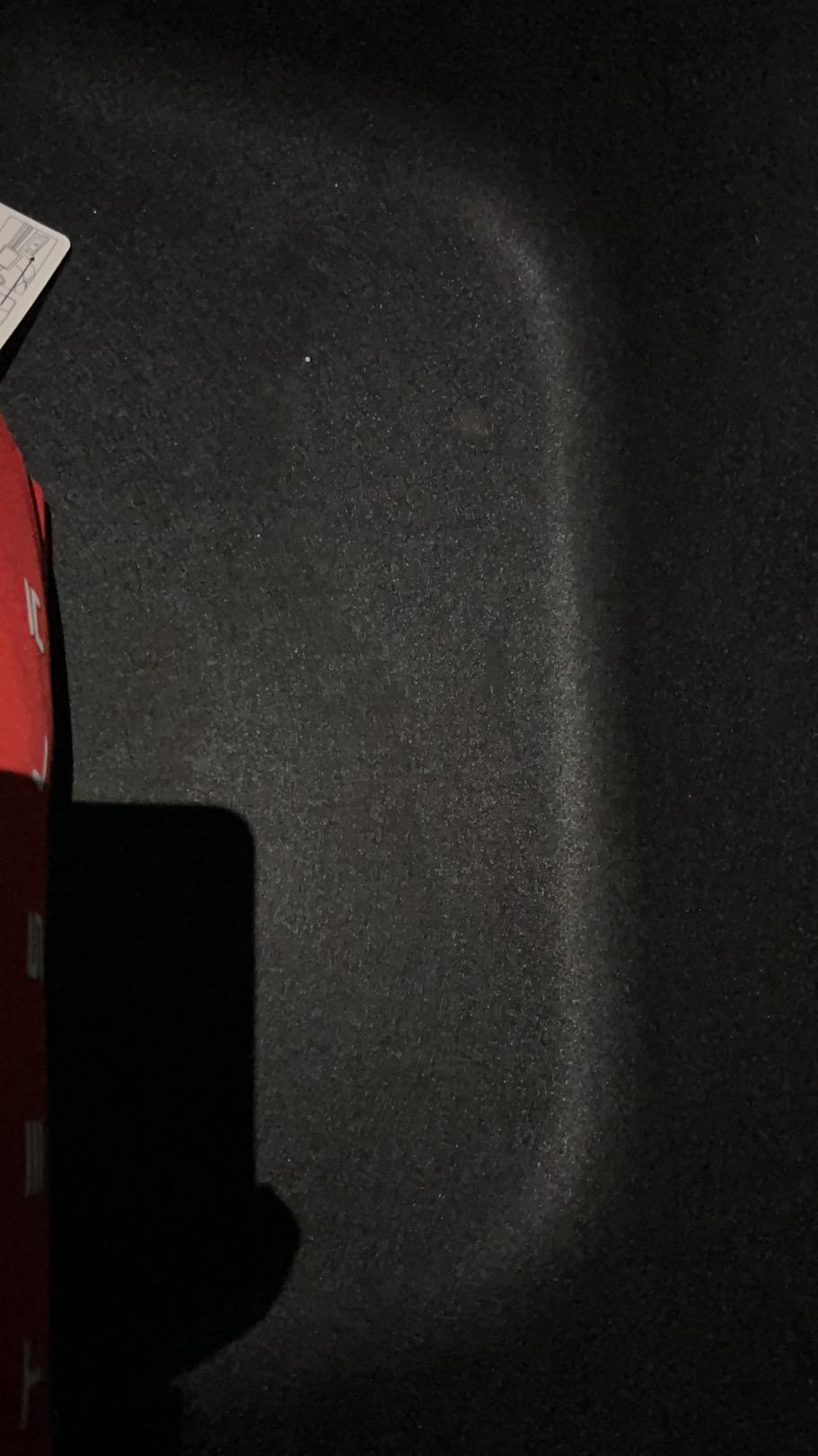 特斯拉Model Y 今天下暴雨，开着modely经过一个水坑，涉水了，估计有30-40公分水深。前后估计在水里有15分