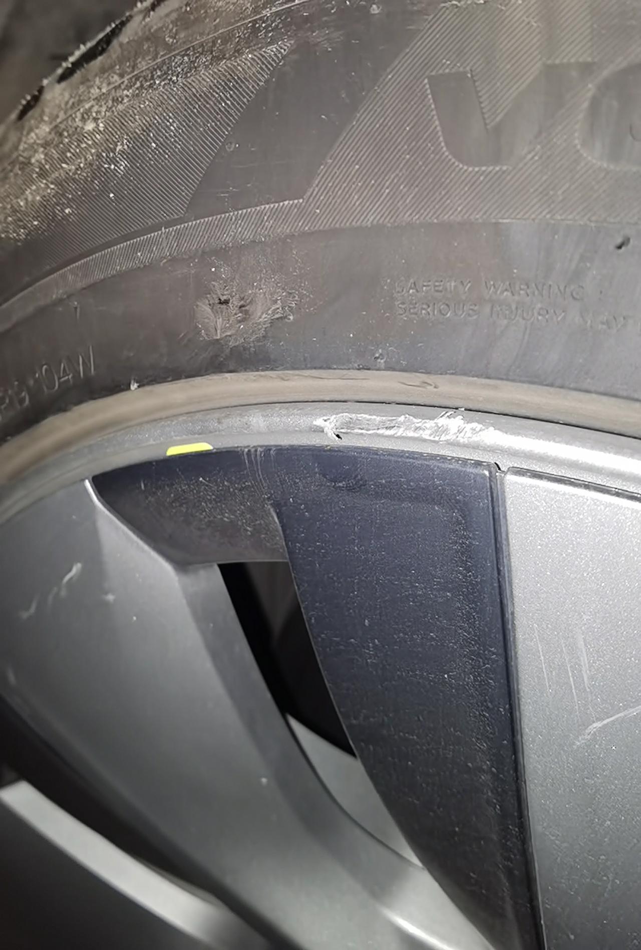 特斯拉Model Y 跪求兄弟姐妹们！modely轮毂轮胎刮马路牙子，深度最深处3毫米线没露出来要不要换胎呀