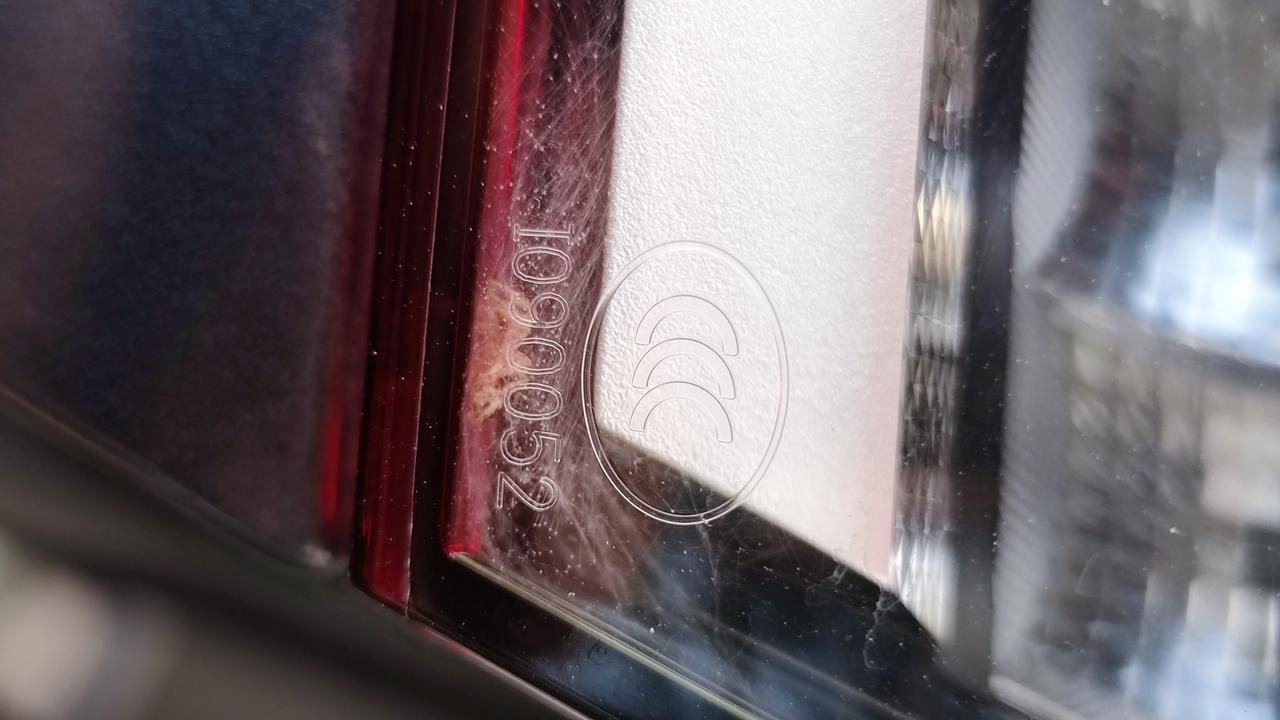 别克君威 8个月的车，后尾灯里面进蜘蛛，能换新吗？求大神解惑