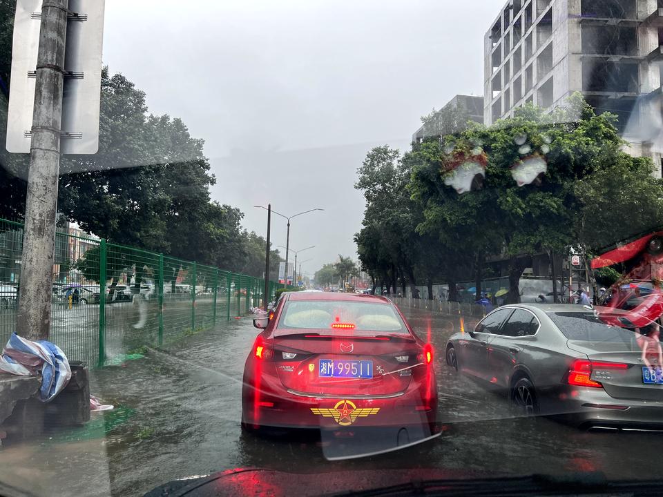 特斯拉Model Y 今天下暴雨，开着modely经过一个水坑，涉水了，估计有30-40公分水深。前后估计在水里有15分
