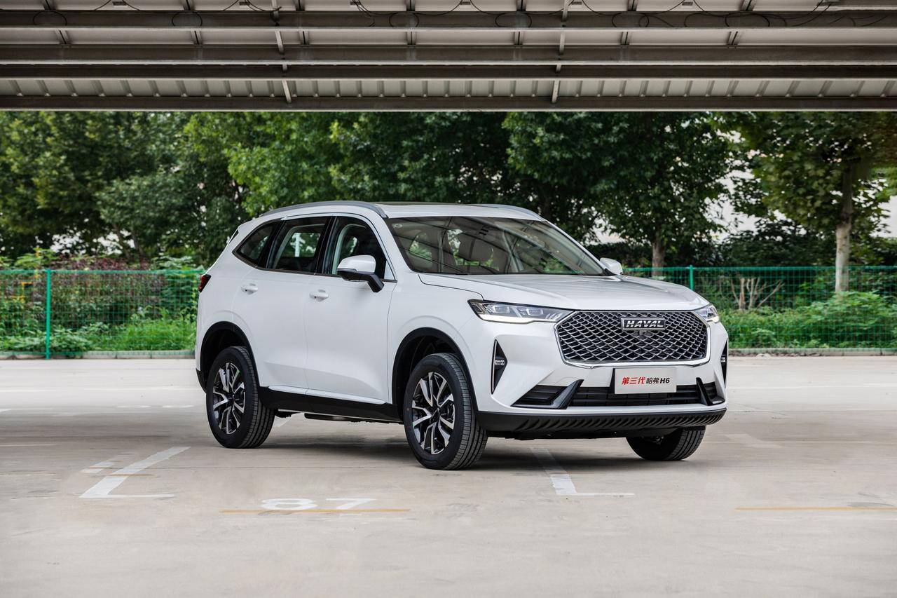 哈弗H6 下定决心要订车了，个人喜欢suv，一直纠结第三代H6和2021款cs75plus，，单论外观，喜欢原子灰的75