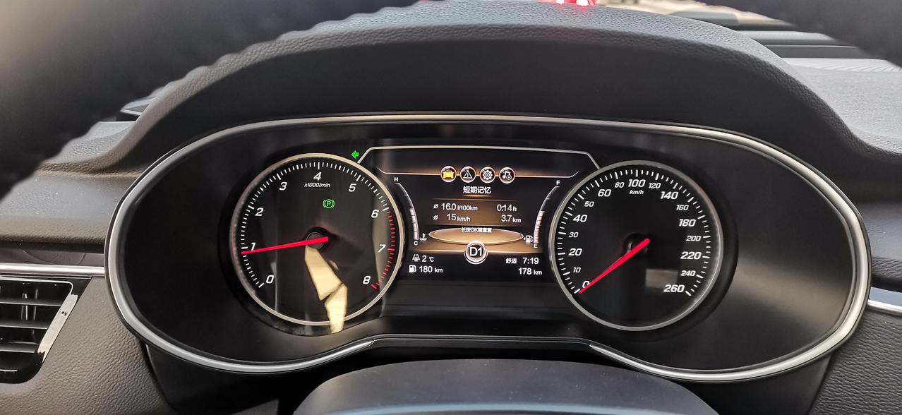 红旗H5经典 21号提的车，加满油，今天28号，开了一百四十公里，这屏幕显示的数字正常吗
