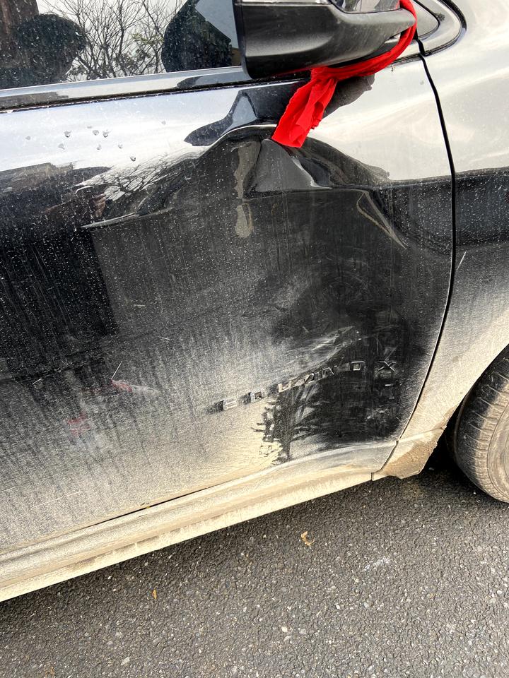 雪佛兰探界者 拐弯蹭到了 需要换门吗