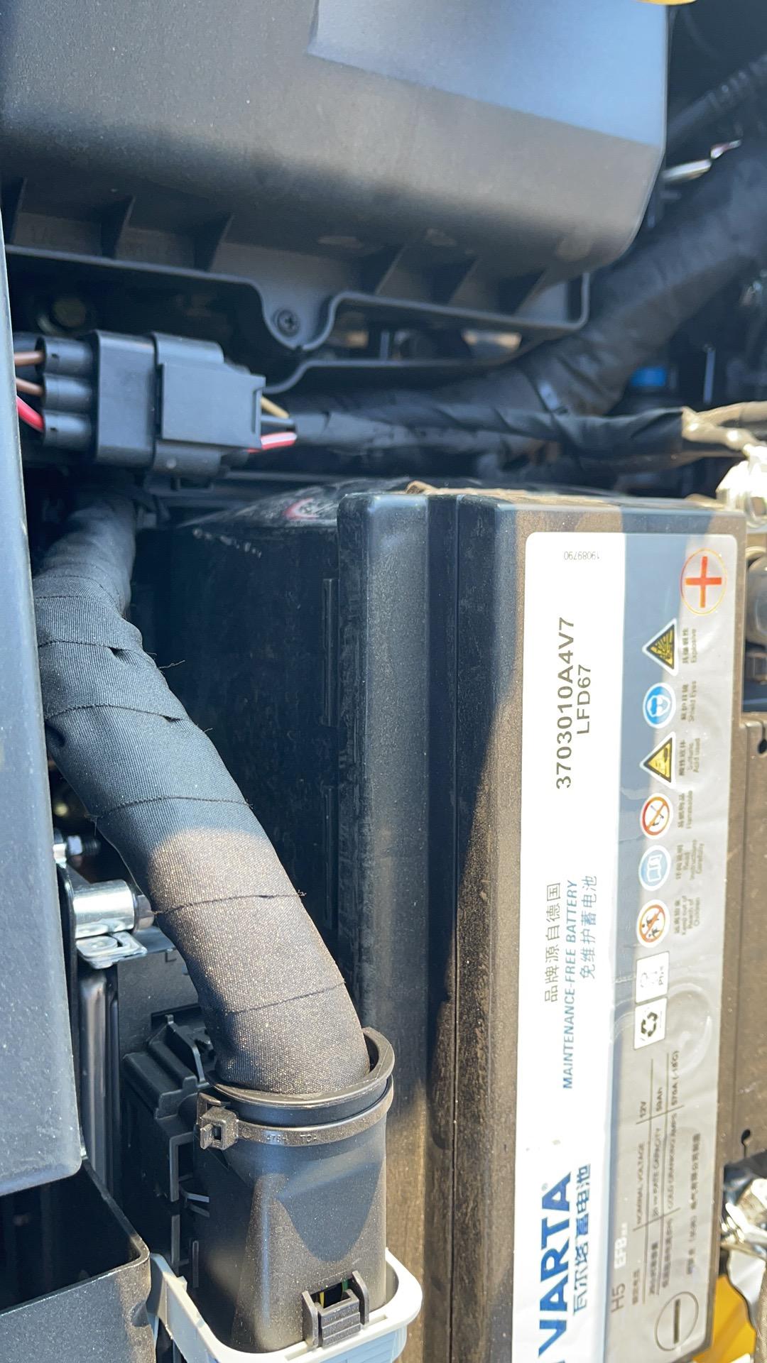 红旗H5经典 我十一月初提的车，因为疫情，一直没怎么开，跑了400-600公里，然后北方冬天冷，今天用车发现电瓶鼓包了，