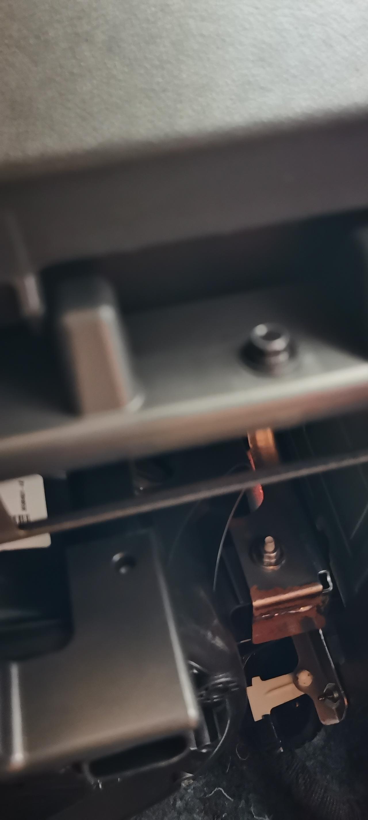 我的21款的探界者驰界款，今天发现副驾驶座这里没有挡板，直接裸露出线路，老铁们你们的是这样的情况吗？