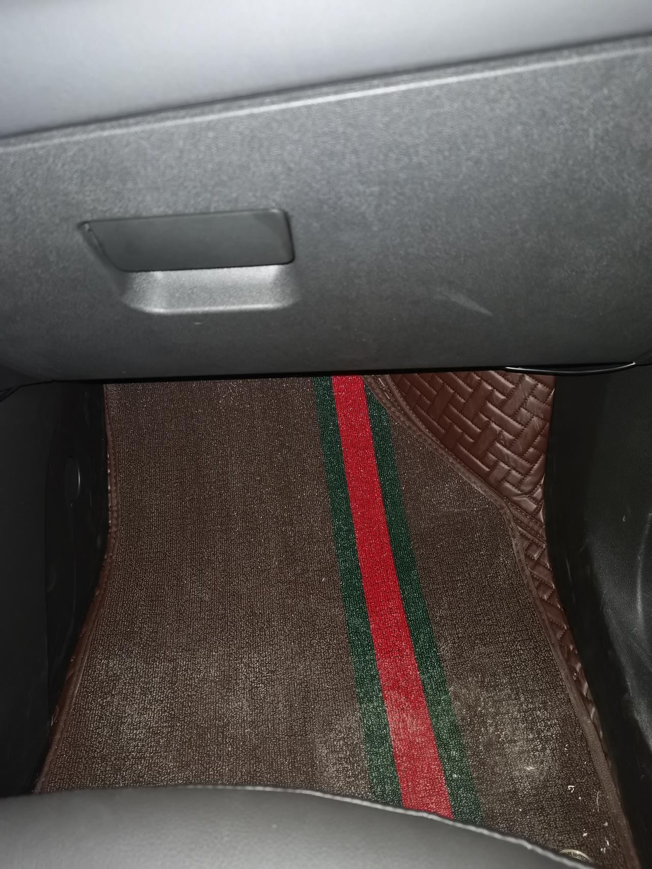 探界者副驾驶腿部位置有护板吗，感觉底部这么乱