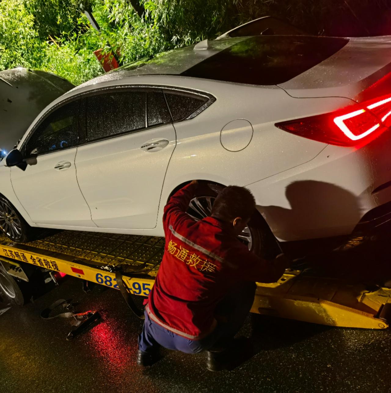 红旗H5经典 六月初提车旗畅版  7月底打不着火大晚上的叫了拖车服务，检测说没问题，十一月底首次保养一次，十二月底再次打