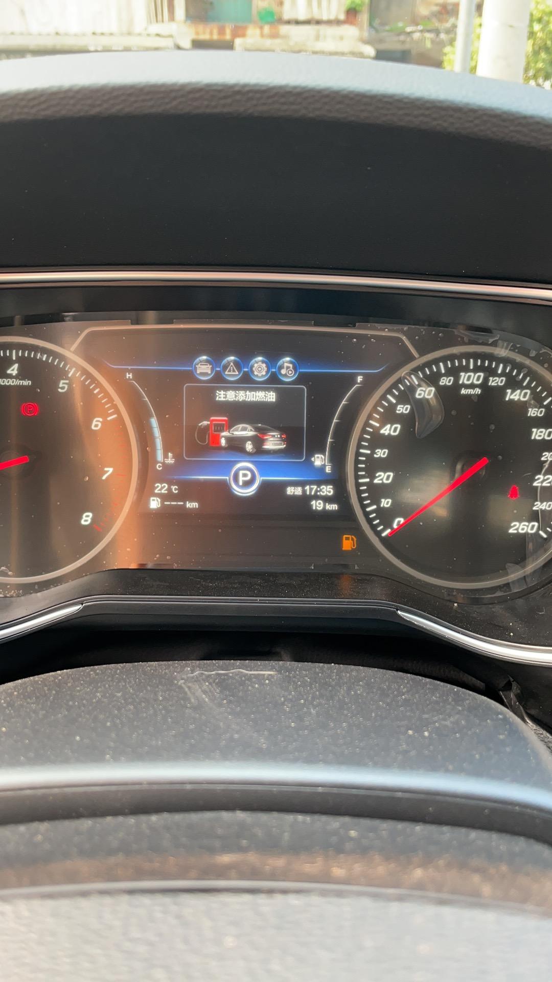 红旗H5经典 昨天提车 h5。送了一桶油 我看着他们加进去的 但是油表一直显示空油。销售和售后告诉我 加满油 或者多开开