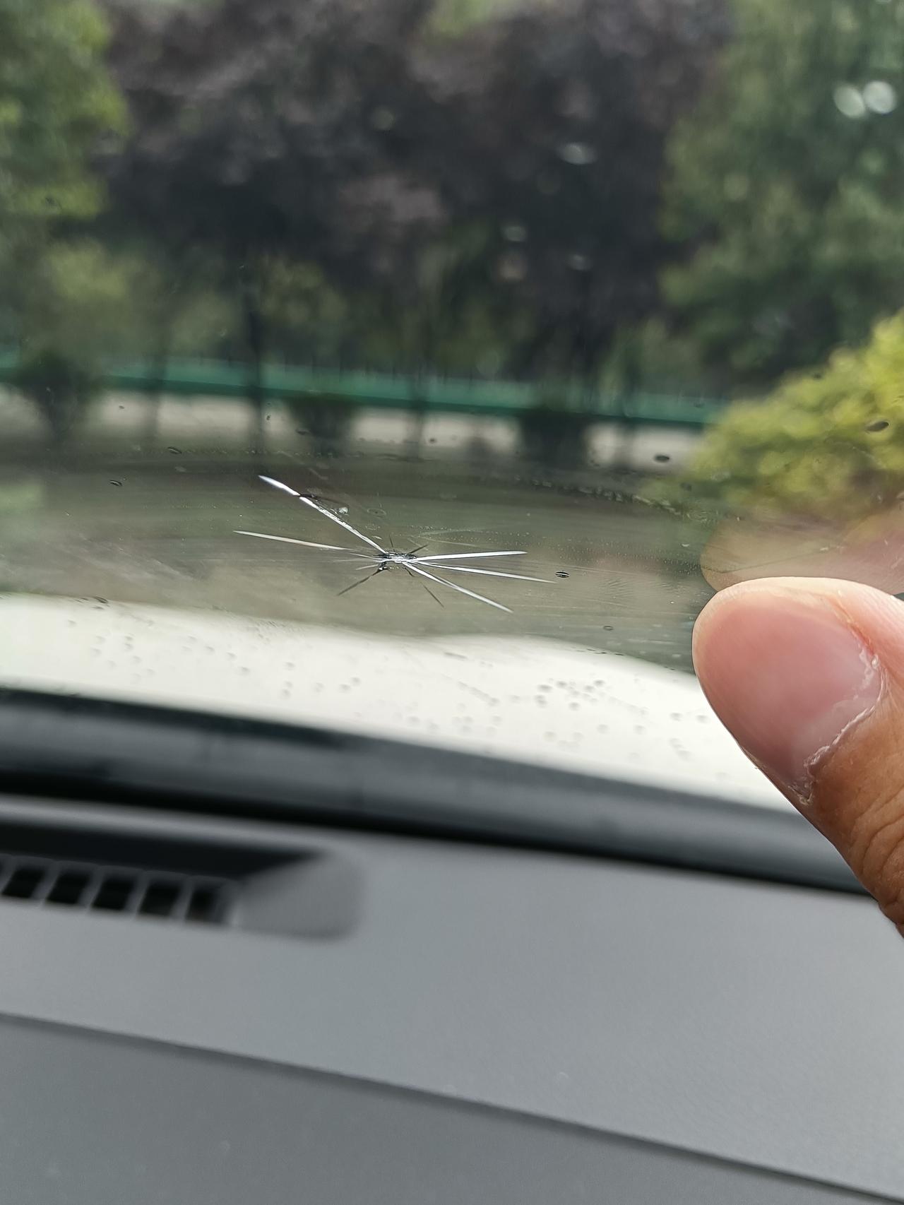 日产逍客 行驶中前挡玻璃被东西击中，出现一个裂纹，直接换前挡会不会对车保值影响比较大？不换会不会不太安全？第一次遇到这种