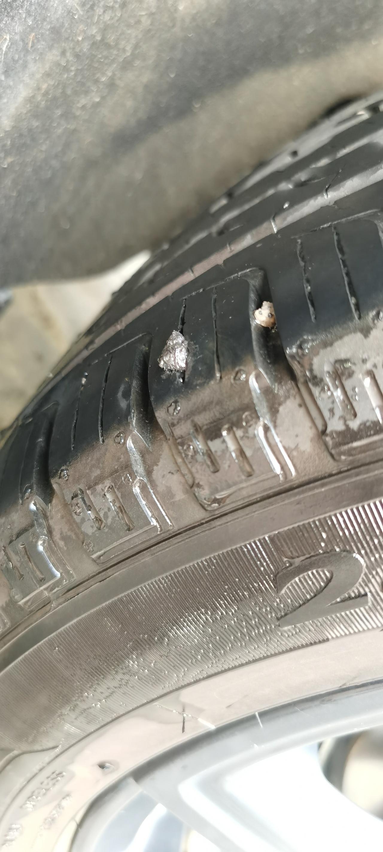 雪佛兰探界者 探探右后轮扎了个钉子，汽修店用快速补胎补了有点漏气，说这个太靠边缘不能再里边补，有没有遇到过的车友。