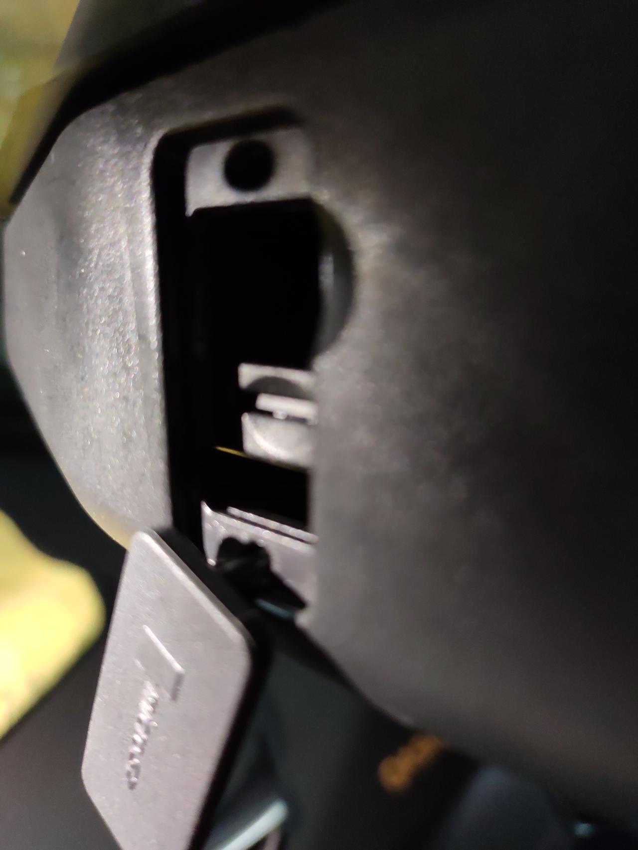 21款的逍客行车记录仪怎样拆开外壳？刚买了一张128g的内存卡一不小心掉到里面了在线等