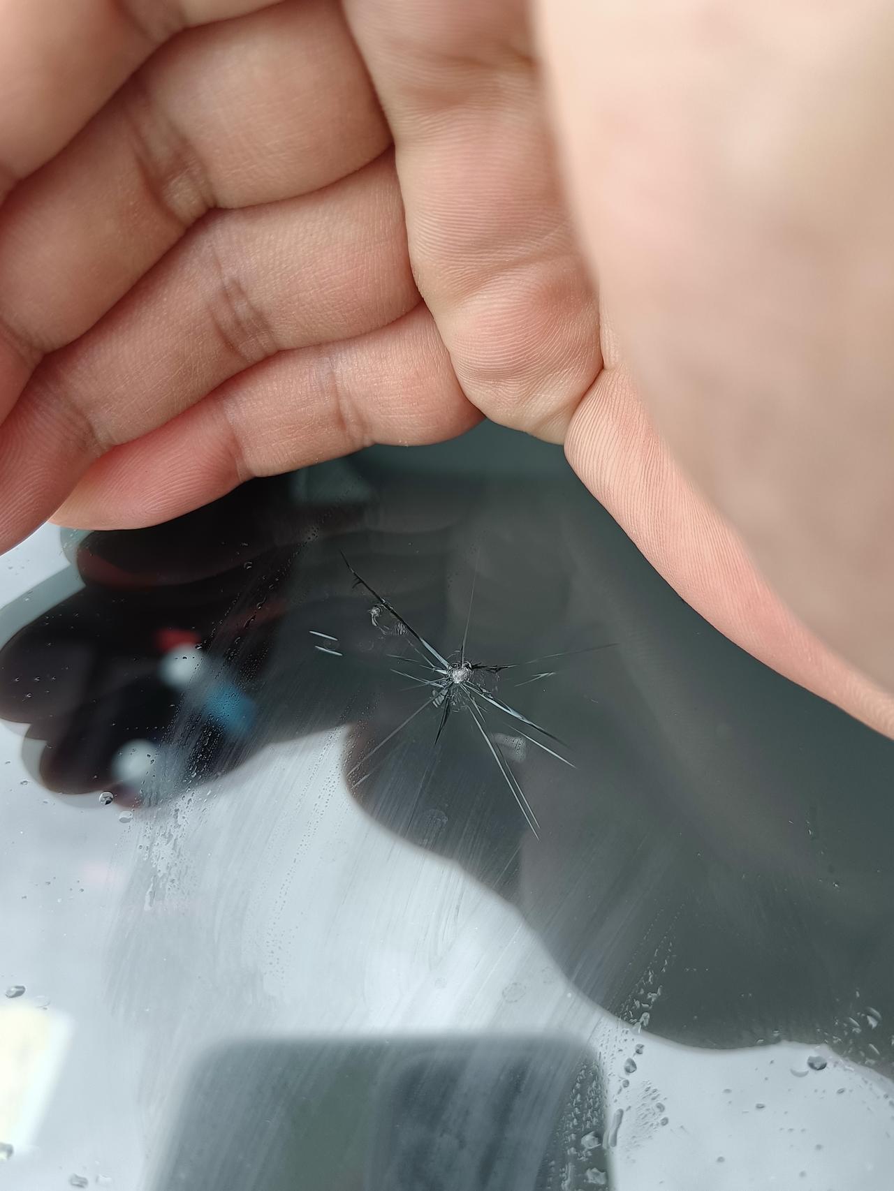 日产逍客 行驶中前挡玻璃被东西击中，出现一个裂纹，直接换前挡会不会对车保值影响比较大？不换会不会不太安全？第一次遇到这种