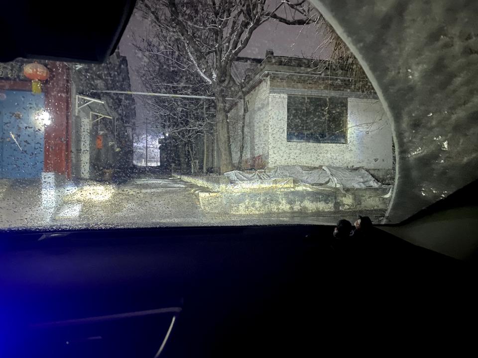 日产逍客 今天下雪了，我用雨刮发现副驾比驾驶员刮的干净，是啥原因，主驾这个雨刮有问题了吗？另外，下雪天怎样保持视线清晰。