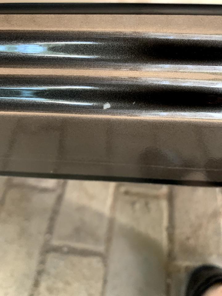 日产逍客 你们有没有遇见这种情况的。四个月车车漆掉一块。 这样怎么解决啊。难道是指甲油吗。