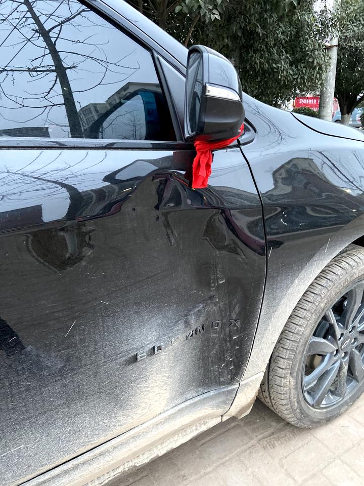 雪佛兰探界者 拐弯蹭到了 需要换门吗