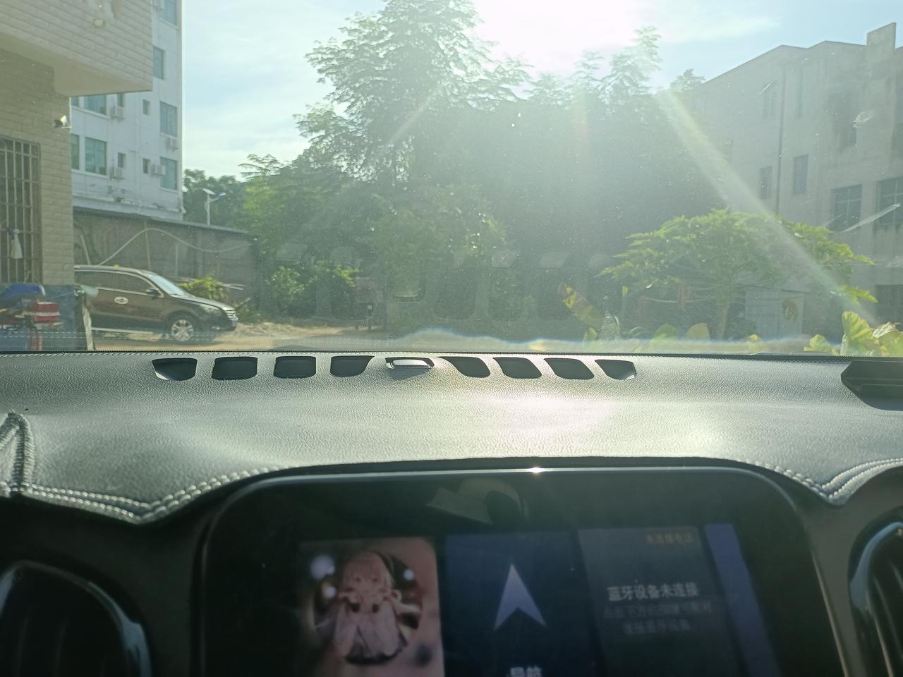 雪佛兰探界者 这种是怎么回事？？换了一次膜过了2个月又这样了！