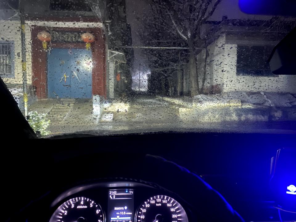 日产逍客 今天下雪了，我用雨刮发现副驾比驾驶员刮的干净，是啥原因，主驾这个雨刮有问题了吗？另外，下雪天怎样保持视线清晰。