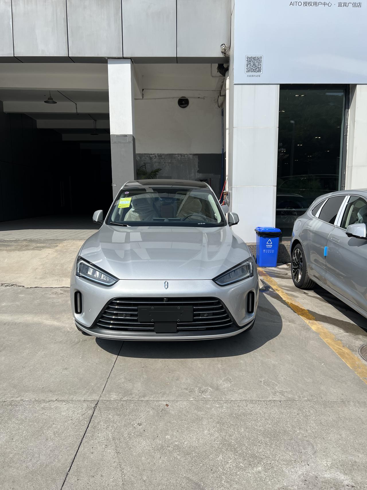 问界M5四驱至臻版，选装项，20寸轮毂和头枕音响是必选，内饰和hud只能二选一吗？