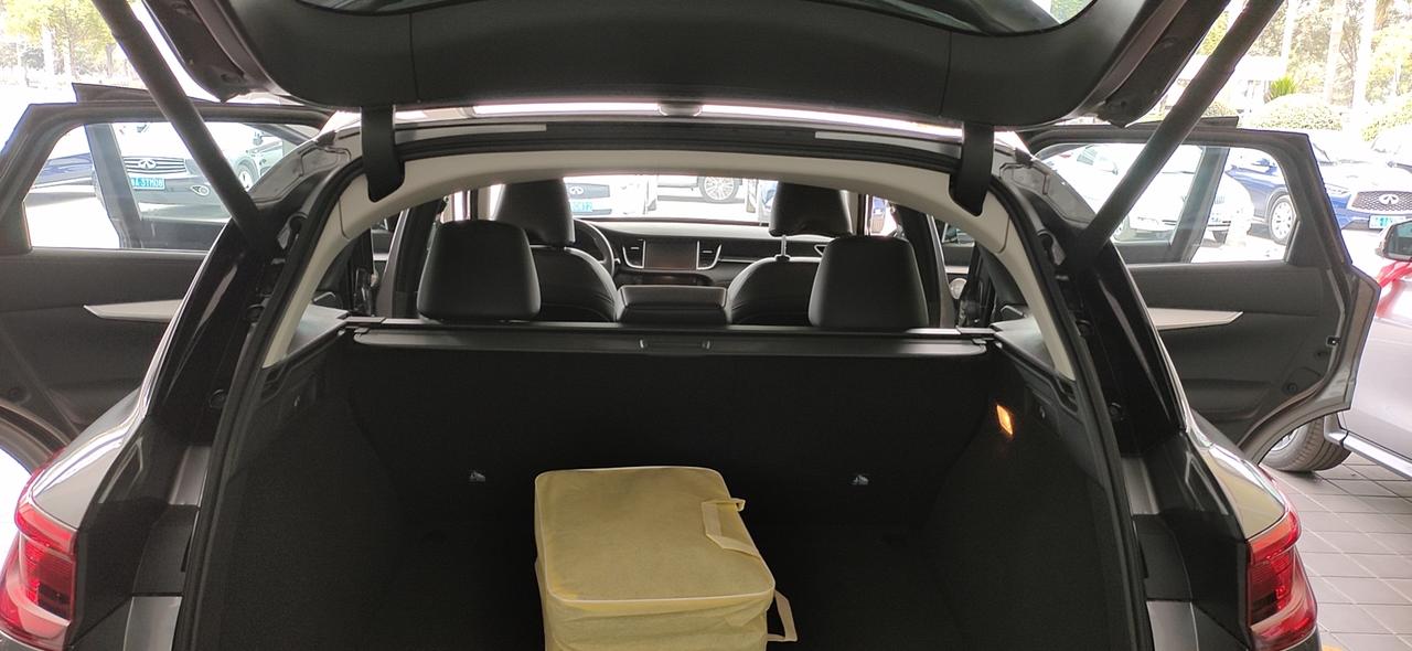 英菲尼迪QX50 帮家里董事长换车，在4S店订车等了一个月后2019年最后一天提车“QX50四驱智能版＋20寸轮毂”，落