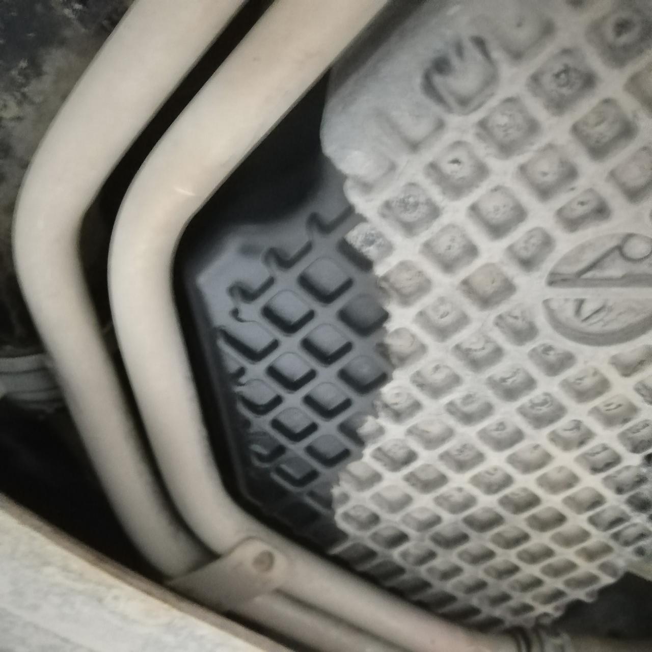别克威朗 2020款1.3t新车5000公里发现排气筒声音巨大，第一次去4s店，结果排气筒没有设计排水孔，造成排气筒看里