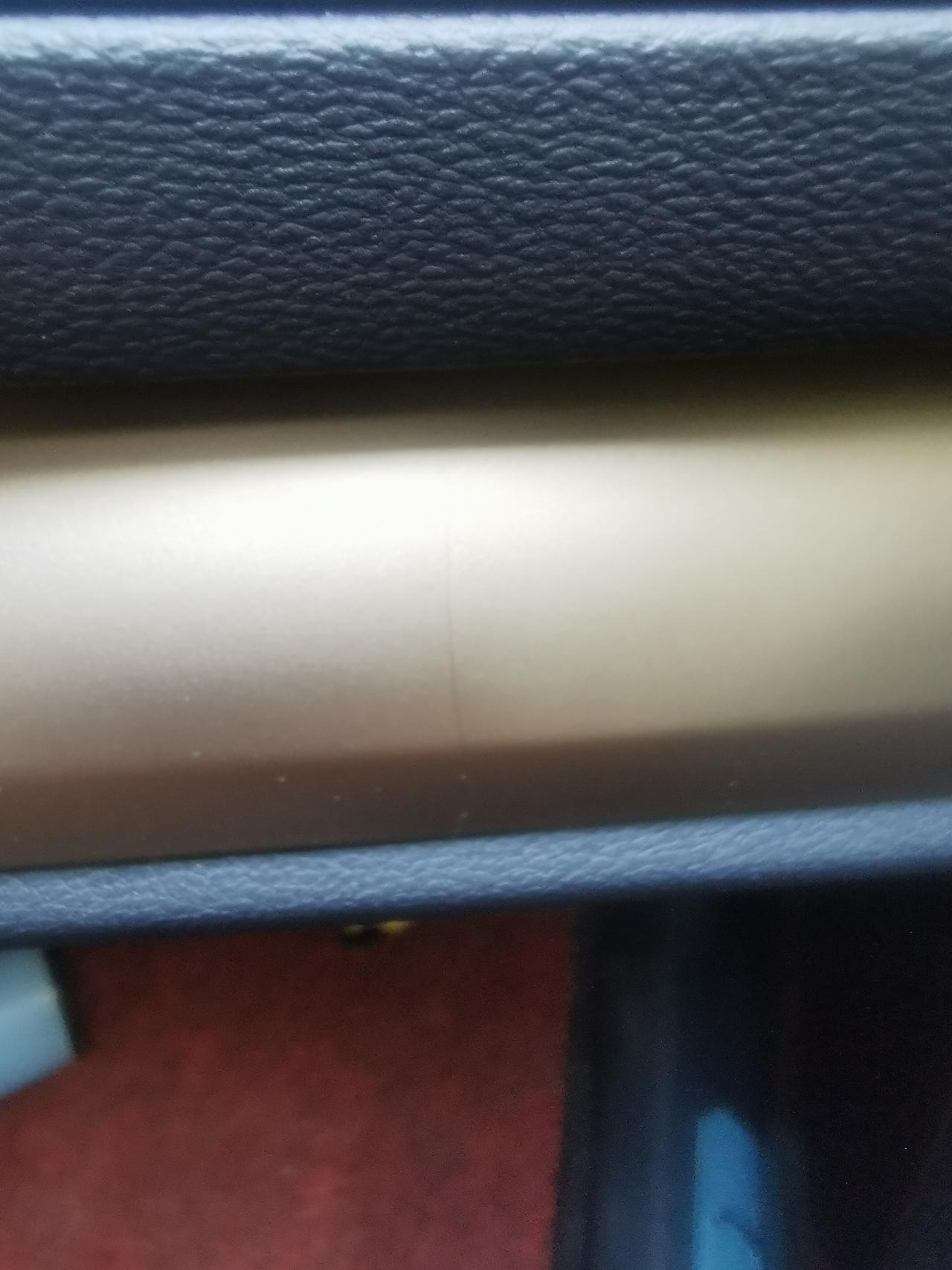 哈弗H6 提车才3个月，这个装饰条竟然裂开了，4S鉴定后的确没有人为损坏的痕迹，说提车时好的，现在跟他们没关系，让我自费