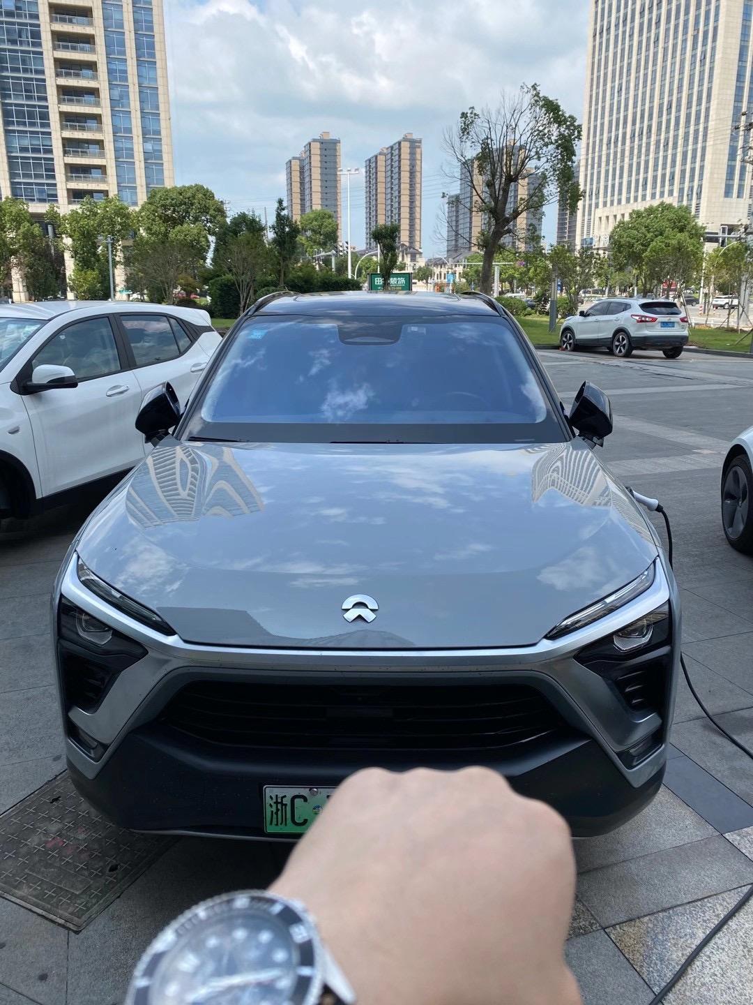 蔚来ES8 蔚来二手车可以买吗，差多少服务。请大家给个意见，决定买二手还是全新！！！2019年 出厂。2019年5月上牌