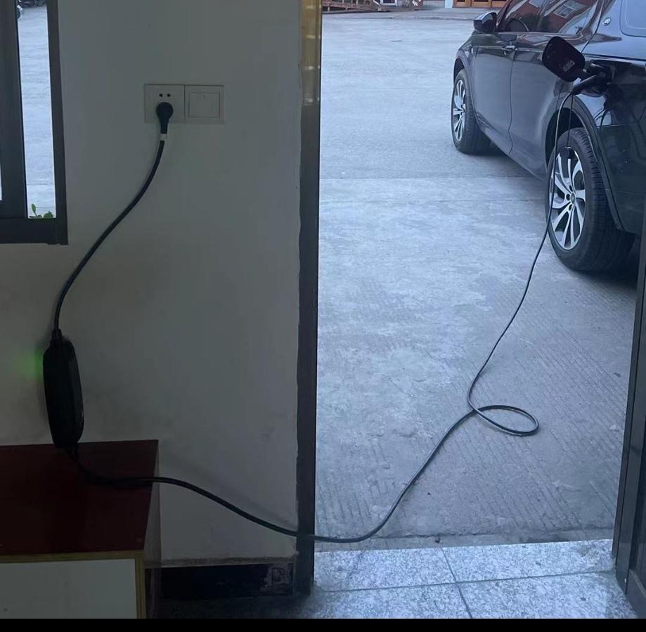 路虎发现运动版PHEV 今天要用随车充，但总是充不上，问了4S店也问了个寂寞，各位车友知道是啥原因不？要接地？要16安插