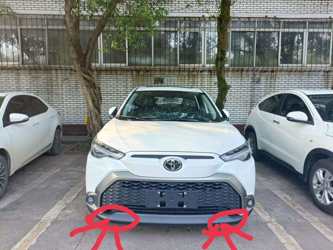 丰田锋兰达 大家认真看一下前车保险杠底盘位置（趴下网上看），是不是车头两边底盘位置有，点感觉螺丝没有上紧一样。两边有点翘