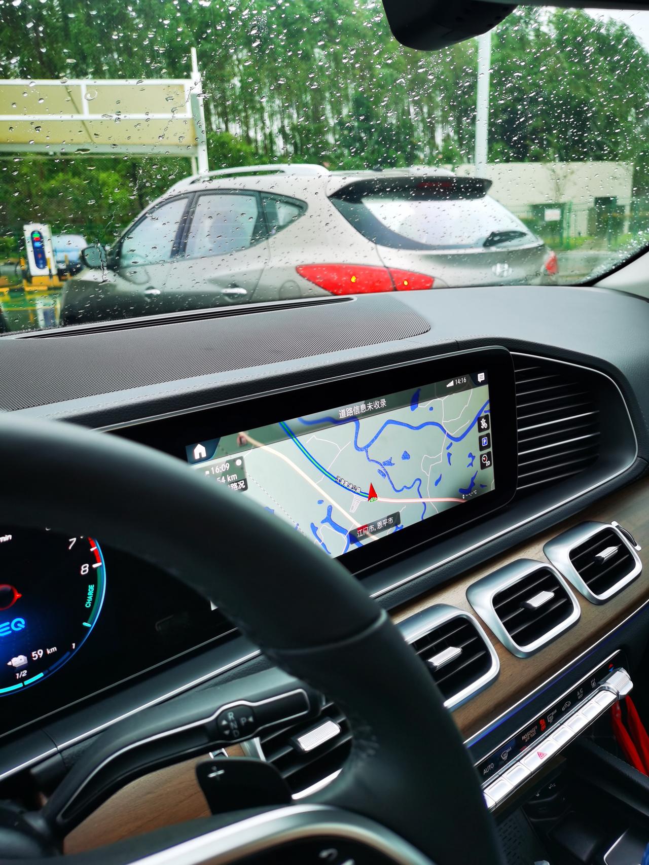 奔驰GLE PHEV 我车现在开了3000多公里，没电情况下，我开舒适或者电池电量保持的模式，起步的时候特别的肉，发动机