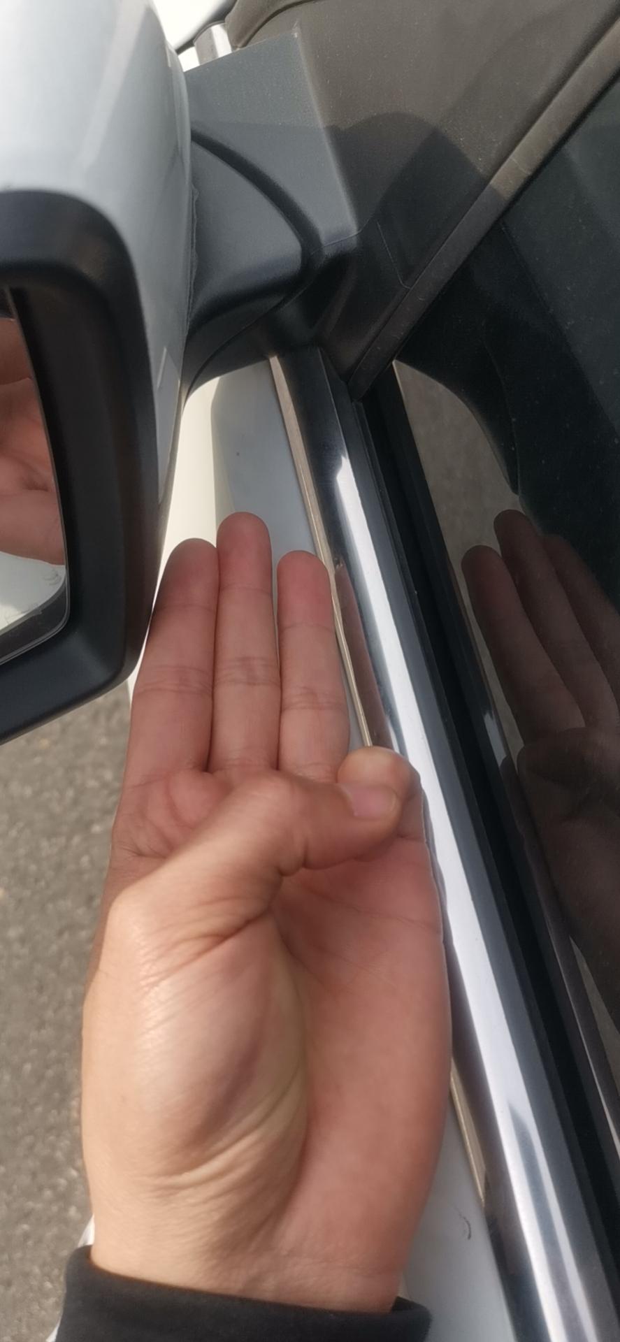大众宝来 大家都一样吗？左右后视镜距车门距离不一样