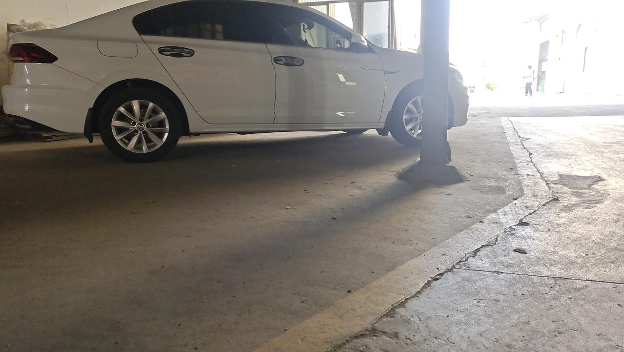 大众宝来 请问一下，你们的会不会站远一点看地盘都凸出来了