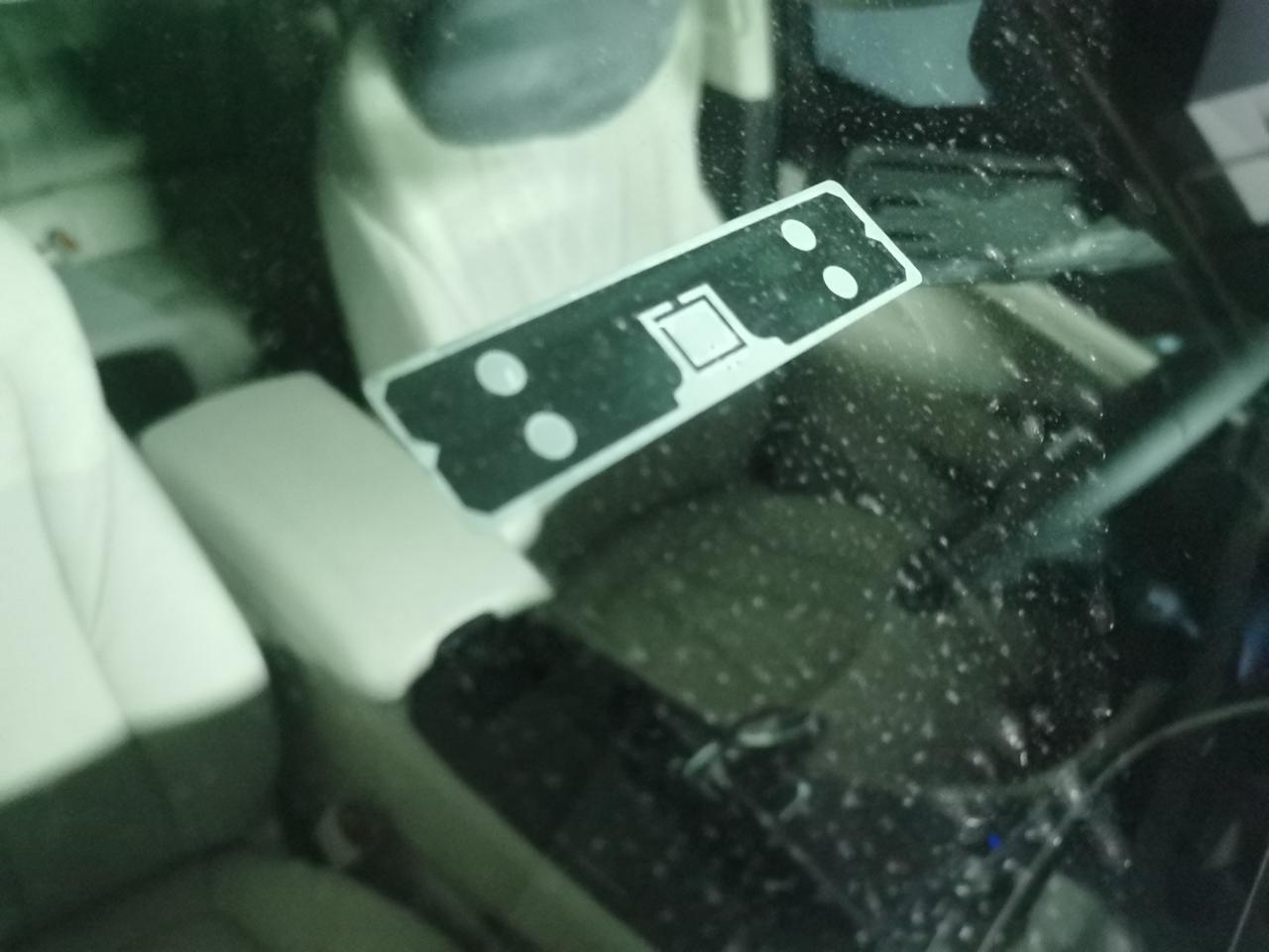君越副驾驶位置前挡风玻璃上贴的这是个啥？能撕掉不？