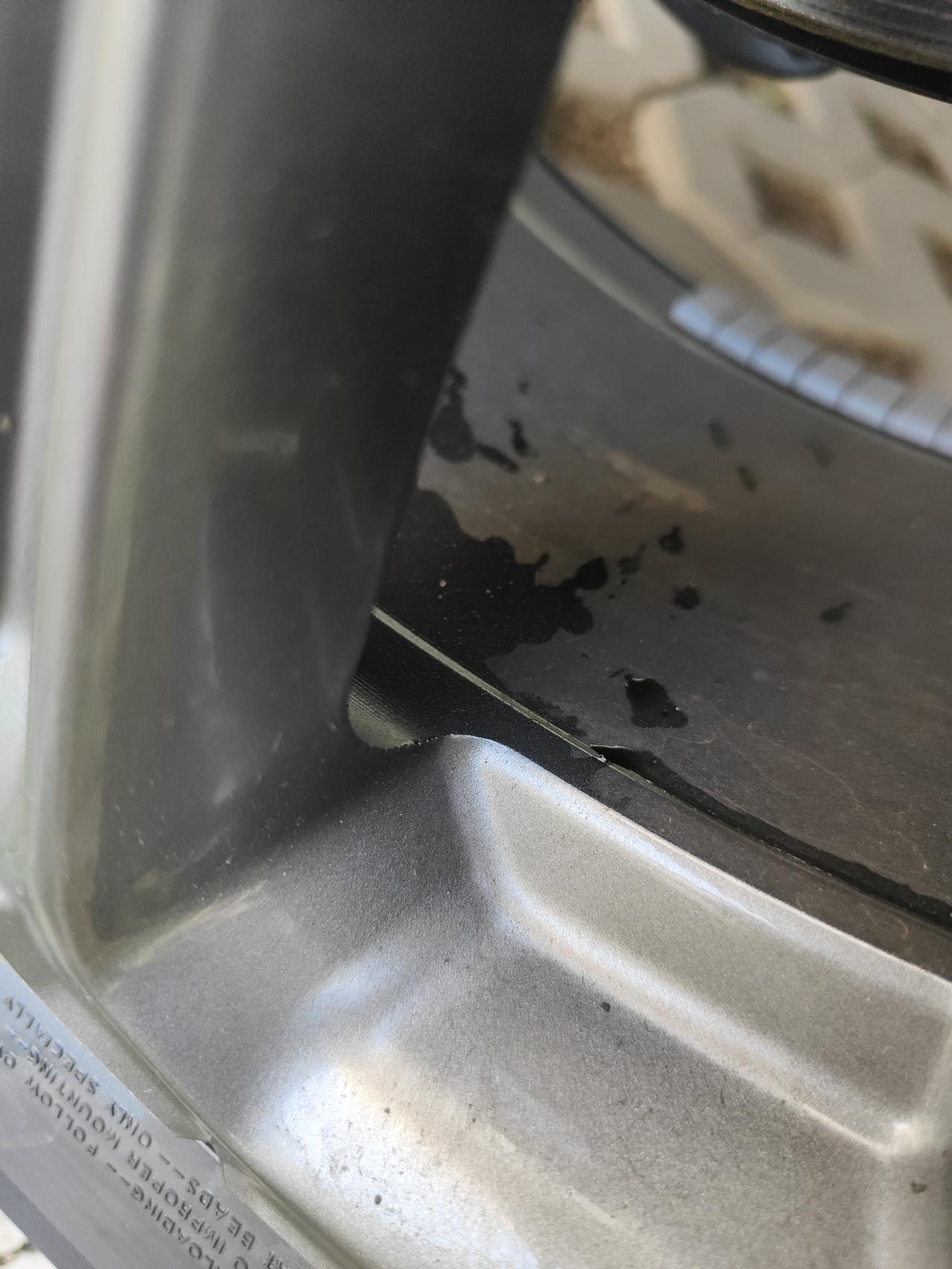 长安CS75 PLUS 大家帮忙看一下，这是什么？是不是刹车油，前几天发现，我以为是水，第二天过去也没有干，擦干净之后，