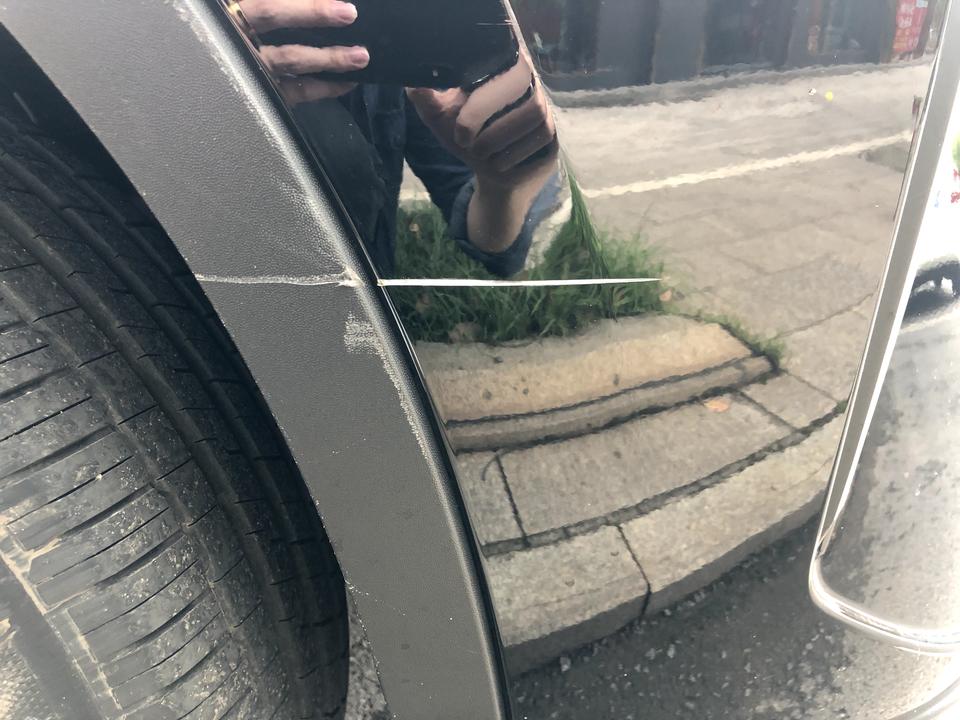 哈弗H6 吐了，蹭成这样，不知道这样补漆需要多少钱，有哪位老司机能指点一下