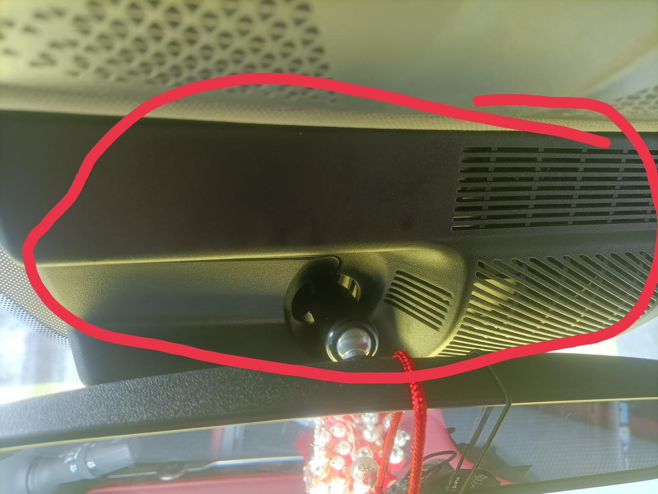 长安CS75 PLUS 这个内后视镜上面的盒子是什么 里面空空的好像可以装东西