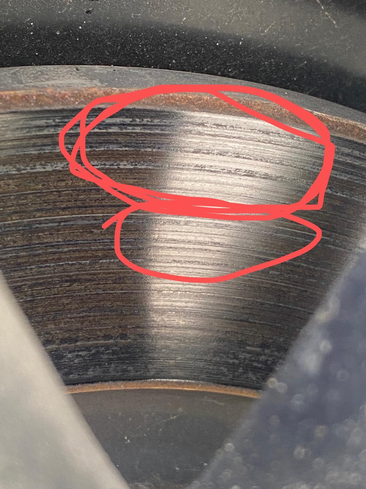 吉利星瑞 怠速行驶，右边发出吱吱响声是不是车轮发出的？我初步怀疑是副驾驶后轮刹车卡钳进东西了，刹车片划痕有点特殊