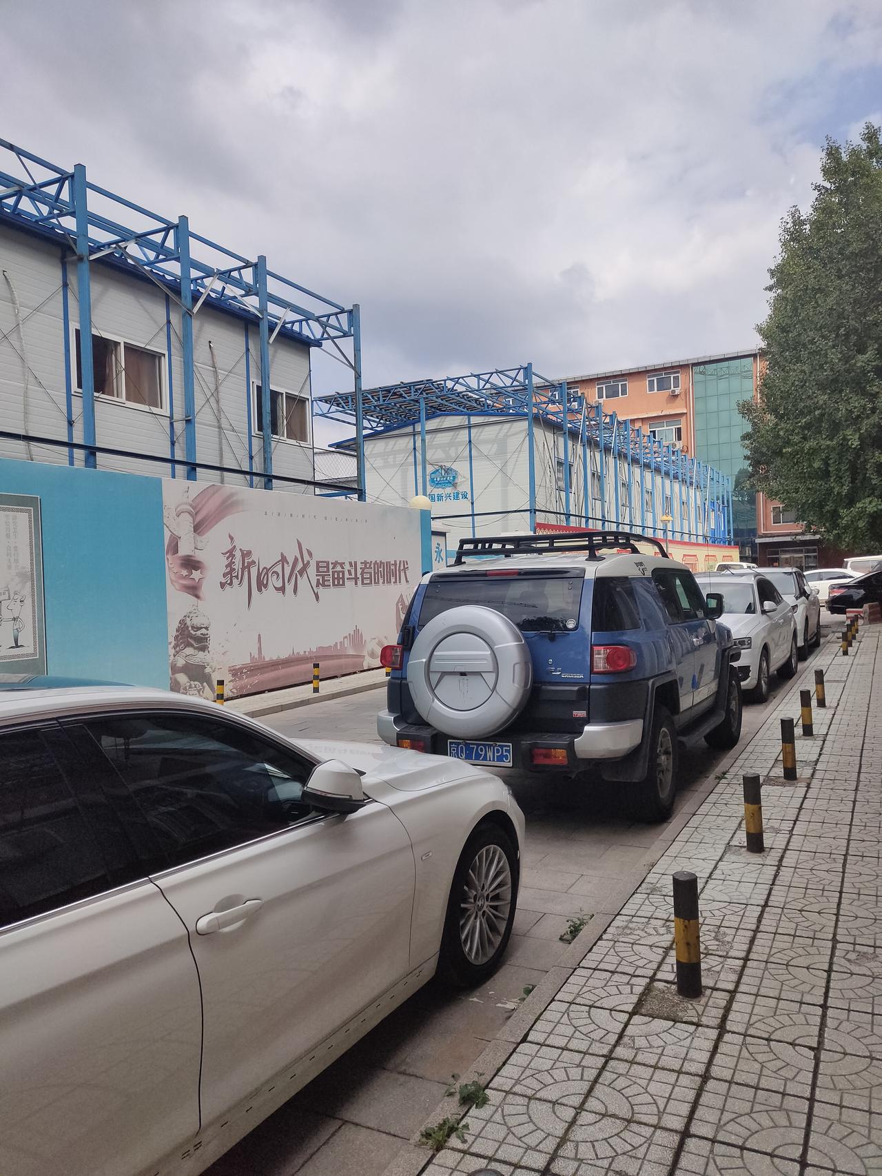 丰田FJ 酷路泽 是丰田什么车呀 这么帅有知道的吗 多少钱油耗高不高 ？
