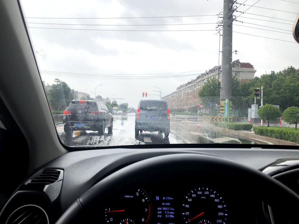起亚奕跑 外边下着雨 前挡风和后视镜加热都开了 车内倒不起雾。雨刷都不能停 两秒就起雾   只能升降玻璃 高人有没有妙招