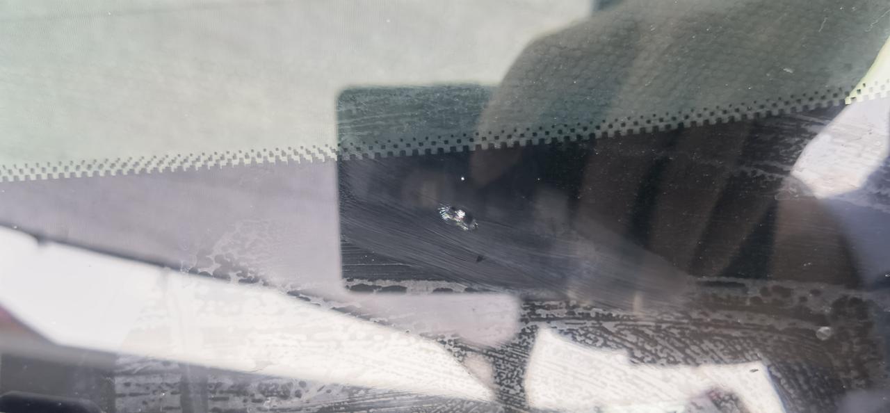 领克05 PHEV 前段时间跑高速被石子崩了一下，昨天才发现是在主驾下方打胶的黑色区域，大小约2毫米，想问下大家这个部位